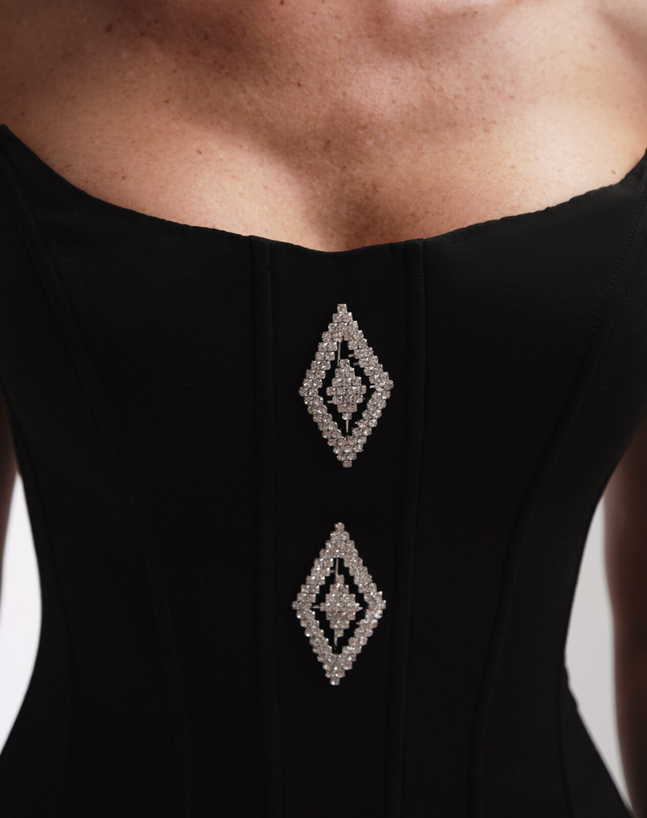 Strapless corset with brooches black