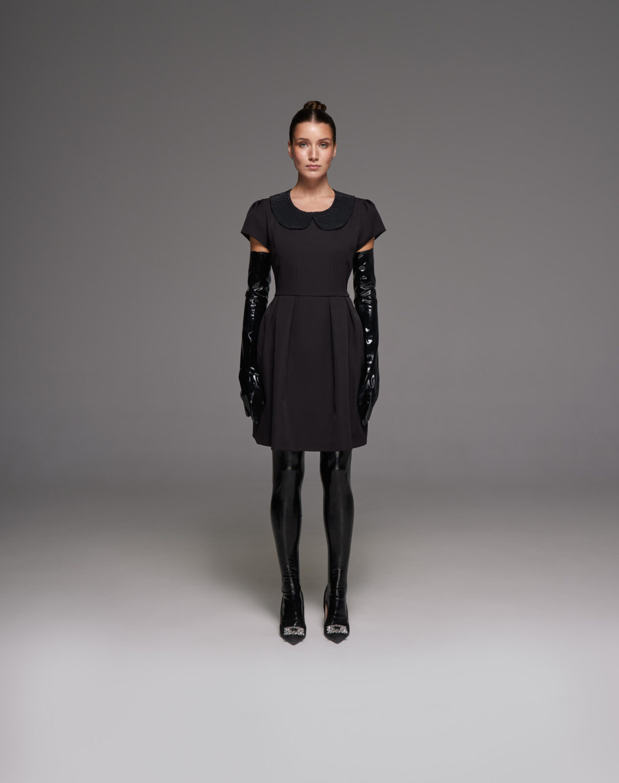 a-dress-with-a-pebble-collar
