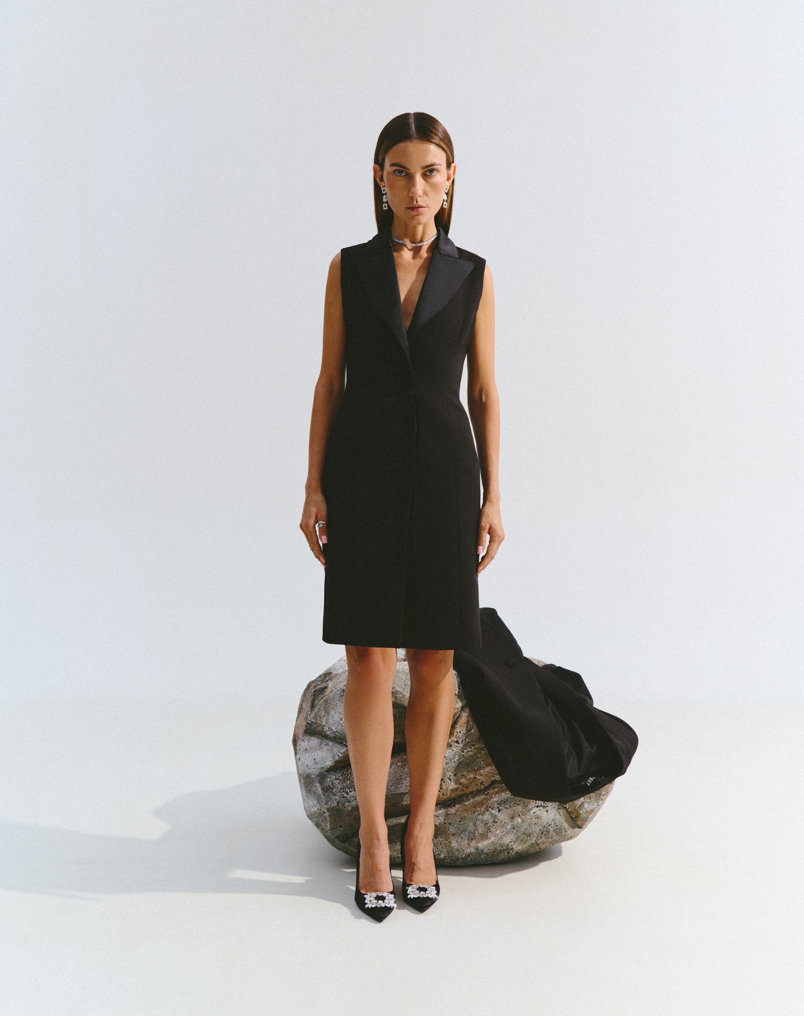 Сукня класична з атласним коміром чорного кольору