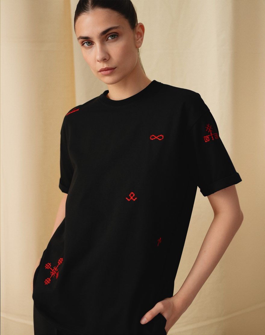 Loose black T-shirt with embroidery