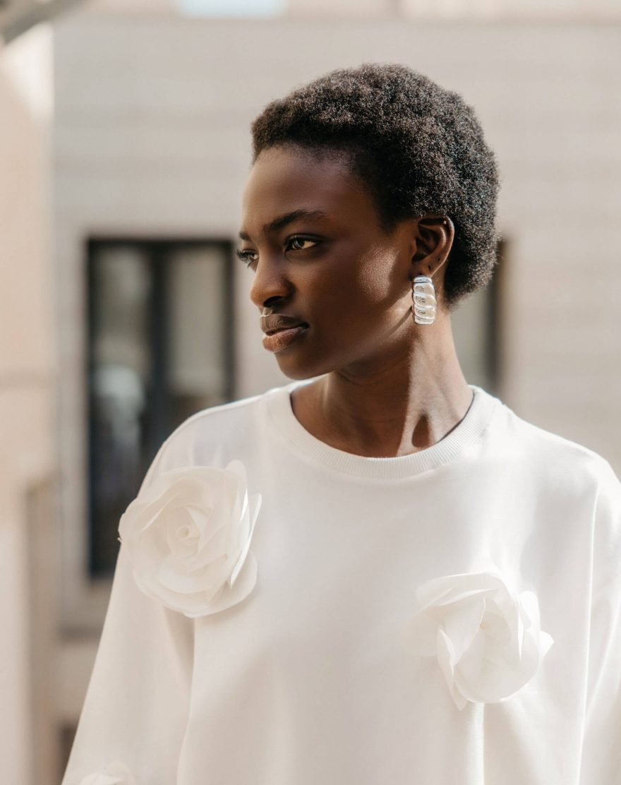 Loose shirt with roses made of milk-colored satin