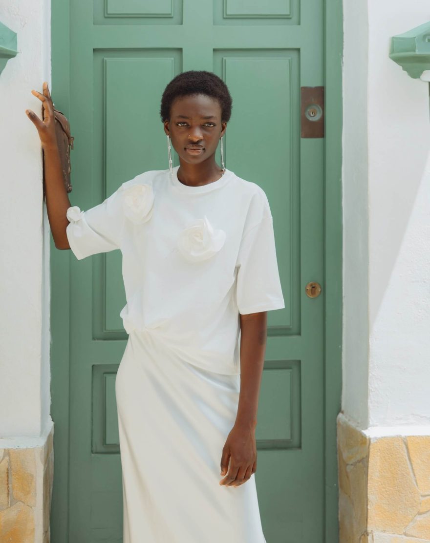 Loose shirt with roses made of milk-colored satin