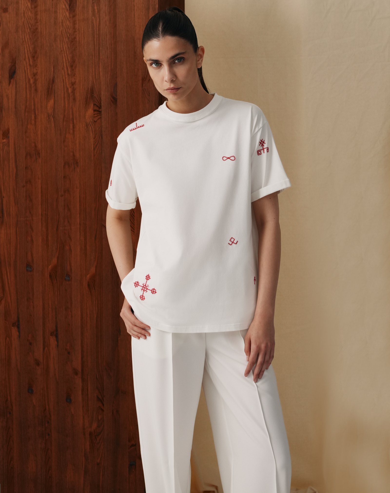 Loose milk-colored t-shirt with embroidery