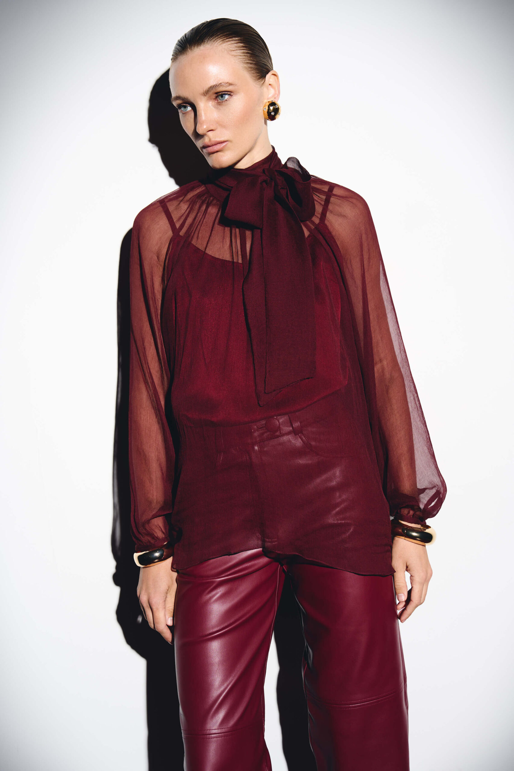 bluza-iz-shovkovoi-orhanzy-na-zaviazkakh-bordovoho-koloru-1